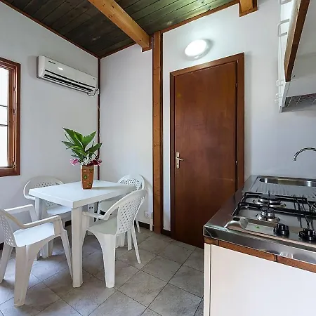 Dom wakacyjny Snug Mobile Home In Sorso With Shared Pool *